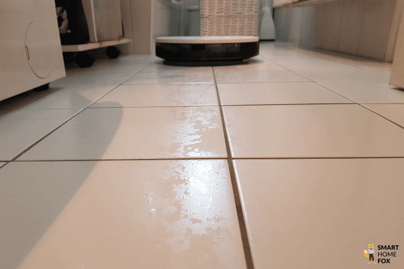 Yeedi Vac Max Saug-Wisch-Roboter wischt einen Fliesenboden im Bad